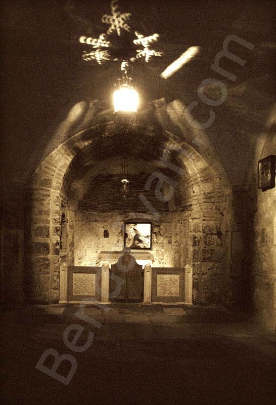 Ádám kápolna leghátsó részen az üveg mögött láthatjuk a Golgota szikláját, a sziklán lefolyt Jézus vére Ádám koponyájára, a kápolna  oltára előtt ajtó van. A Szentsír templom Izraelben található, Jeru