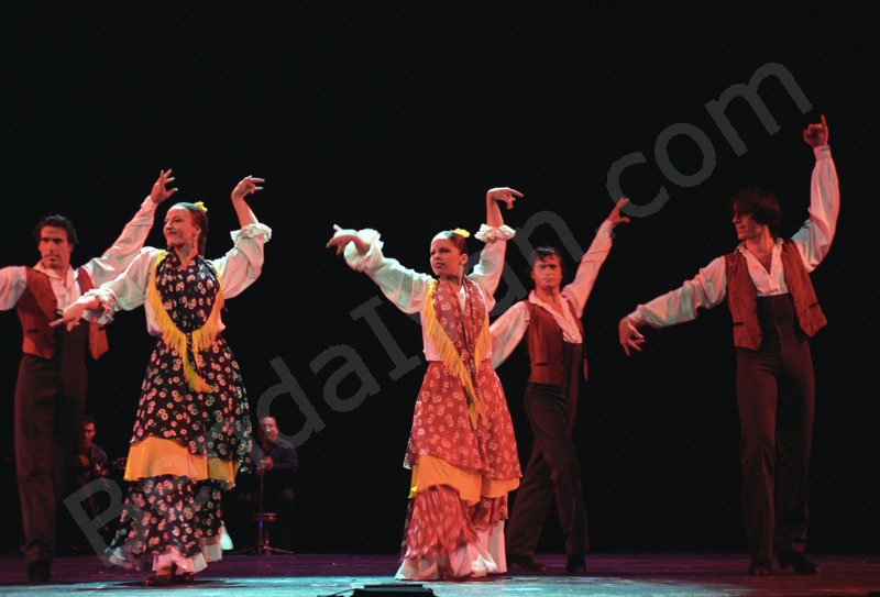      Táncoló nők és férfiak vidám örömünnepe. A flamenco táncokra jellemző szenvedély, erotika, erotikus mozgásvilág, vad indutatok a spanyol folklór egyik legcsodálatosabb kincse.                    