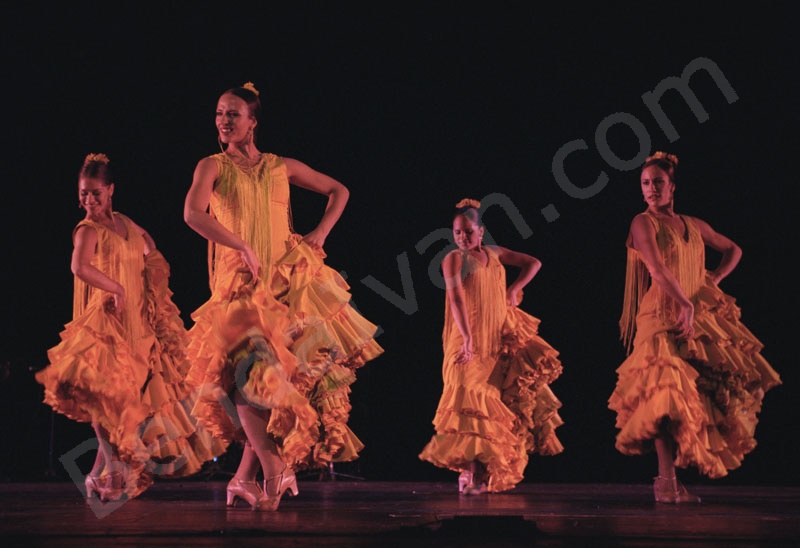  Antonio Márquez: Fiestája, spanyol fiatal nők táncolnak a szinpadon, fodros ruhájuk mögött kivillan a lábuk, a Spanyol flamencot táncolják.                                             