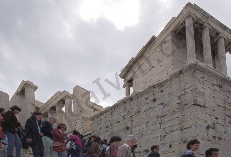 Az Akropolisz bejárata, jobbra a Győzeledelme Athéné templomával