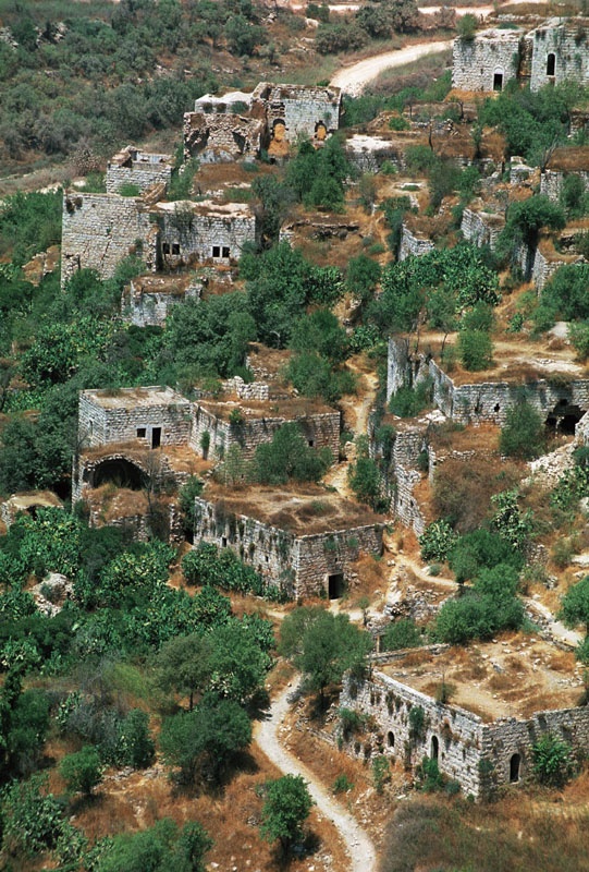  
Jeruzsálem héberül. Jerusalajim, Jerusalem. A név jelentése körülbelül a. magyar nyelvena béke lakása. Ékiratokban Ursalimmu, a görögül és latinul Hierosolyma; Hadrianus alatt Aelia Capitolina lett 