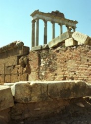 A Saturnus templom romjai a Fórumon.