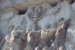 A  jeruzsálemi templom kincseit vivő foglyok ábrázolása Titusz diadalívén.