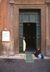 Templombejárat Róma belvárosában.