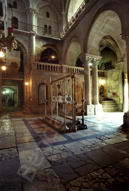 A Szentsír templom előcsarnoka, a bebalzsamozás köve mögött feljárati lépcső a Golgotára, a templom ajtaján beömlik a fény, a kövezet több száz éves, az emeleten a Golgota kápolna fénye látszik.   