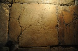        Hatalmas kőlapok a Notre Dame de Sion kolostora alatti kriptában láthatók. Kitűnik közüllük egy amelyen különböző formájú ábrák láthatók. Tulajdonképpen egy kőbe karcolt társasjáték ábráit lát