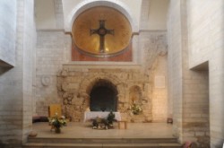         Jeruzsálem óvárosának arab negyedében a Via Dolorosán van a Sion nővérek Bazilikája. Az oltár mögött látható a Via Dolorosa autentikus műemlékének az Ecce Homo ívnek a folytatása.             