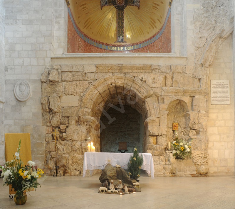 kápolnája Chapel of Flagellation A kolostort a ferences rend építette 1927- 1929 között, egy középkori templom romjain, két esemény emlékére.Ezen a  helyen ostorozták meg Jézust, majd nyomták a fejébe a töviskoronát. Az ablakok üvegfestményei: Pilátus mossa a kezét, Jézus megostorozása és megkoronázása a töviskoronával, Barabás öröme a szabadon bocsátása hírén. A szemben levő templom helyén kellett Jézusnak a vállára vennie a keresztet. 

Ecce Homo-boltív. Az ívvel összekötött két kőlap a római uralom Jeruzsáleme, Aelia Capitolina hármas diadalkapujának maradványa. A Via Dolorosa legismertebb látványossága
	A késő középkor keresztény hagyománya evangéliumi jelenet színhelyévé emelte. Eszerint itt mutatott Pilátus a töviskoronás Jézusra, mondván: „Ecce homo! – Íme az ember!”
