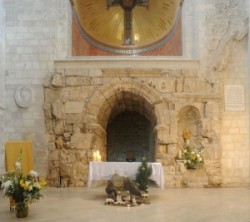 kápolnája Chapel of Flagellation A kolostort a ferences rend építette 1927- 1929 között, egy középkori templom romjain, két esemény emlékére.Ezen a  helyen ostorozták meg Jézust, majd nyomták a fejébe a töviskoronát. Az ablakok üvegfestményei: Pilátus mossa a kezét, Jézus megostorozása és megkoronázása a töviskoronával, Barabás öröme a szabadon bocsátása hírén. A szemben levő templom helyén kellett Jézusnak a vállára vennie a keresztet. 

Ecce Homo-boltív. Az ívvel összekötött két kőlap a római uralom Jeruzsáleme, Aelia Capitolina hármas diadalkapujának maradványa. A Via Dolorosa legismertebb látványossága
	A késő középkor keresztény hagyománya evangéliumi jelenet színhelyévé emelte. Eszerint itt mutatott Pilátus a töviskoronás Jézusra, mondván: „Ecce homo! – Íme az ember!”
