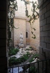 kápolnája Chapel of Flagellation A kolostort a ferences rend építette 1927- 1929 között, egy középkori templom romjain, két esemény emlékére.Ezen a  helyen ostorozták meg Jézust, majd nyomták a fejébe a töviskoronát. Az ablakok üvegfestményei: Pilátus mossa a kezét, Jézus megostorozása és megkoronázása a töviskoronával, Barabás öröme a szabadon bocsátása hírén. A szemben levő templom helyén kellett Jézusnak a vállára vennie a keresztet. 

Ecce Homo-boltív. Az ívvel összekötött két kőlap a római uralom Jeruzsáleme, Aelia Capitolina hármas diadalkapujának maradványa. A Via Dolorosa legismertebb látványossága
	A késő középkor keresztény hagyománya evangéliumi jelenet színhelyévé emelte. Eszerint itt mutatott Pilátus a töviskoronás Jézusra, mondván: „Ecce homo! – Íme az ember!”
