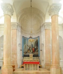 kápolnája Chapel of Flagellation A kolostort a ferences rend építette 1927- 1929 között, egy középkori templom romjain, két esemény emlékére.Ezen a  helyen ostorozták meg Jézust, majd nyomták a fejébe a töviskoronát. Az ablakok üvegfestményei: Pilátus mossa a kezét, Jézus megostorozása és megkoronázása a töviskoronával, Barabás öröme a szabadon bocsátása hírén. A szemben levő templom helyén kellett Jézusnak a vállára vennie a keresztet. 

Ecce Homo-boltív. Az ívvel összekötött két kőlap a római uralom Jeruzsáleme, Aelia Capitolina hármas diadalkapujának maradványa. A Via Dolorosa legismertebb látványossága
	A késő középkor keresztény hagyománya evangéliumi jelenet színhelyévé emelte. Eszerint itt mutatott Pilátus a töviskoronás Jézusra, mondván: „Ecce homo! – Íme az ember!”
