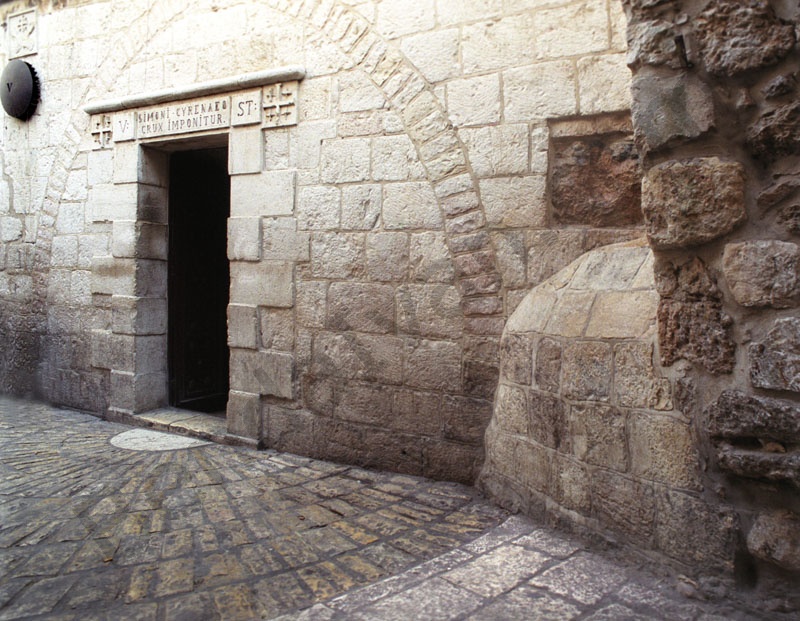 Keresztút ötödik állomás, V. stáció. . 1895-ben emeltették a ferences szerzetesek. A kápolna bejárata azon a helyen van a hagyomány szerint Kürénéi Simon zarándok a római katonák parancsára segített Jézusnak a keresztet vinni.

