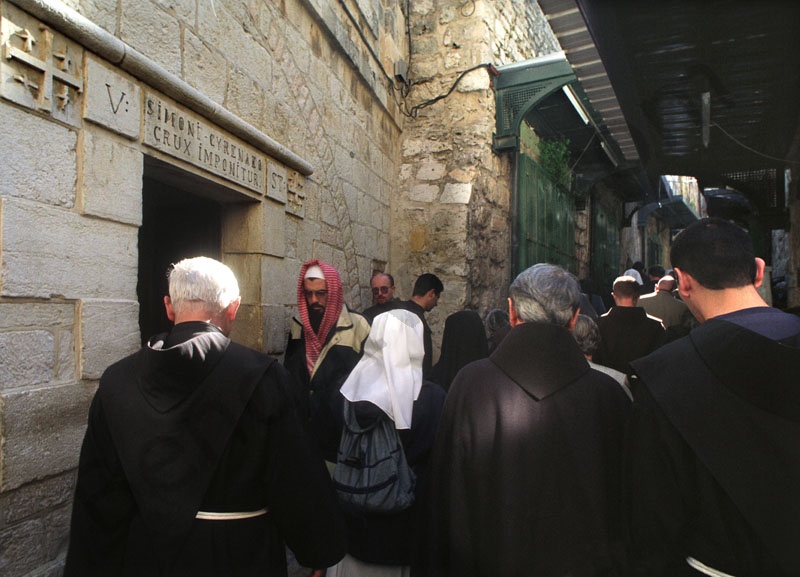 Keresztút ötödik állomás, V. stáció. . 1895-ben emeltették a ferences szerzetesek. A kápolna bejárata azon a helyen van a hagyomány szerint Kürénéi Simon zarándok a római katonák parancsára segített Jézusnak a keresztet vinni.

