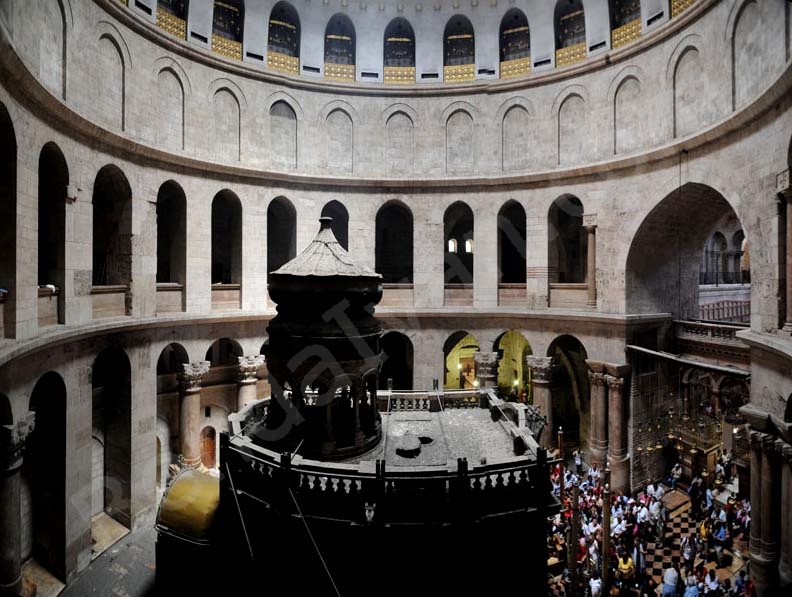 Rotunda. The edicule, the arificiaal structure that stands in thecenter of the anastasis.        