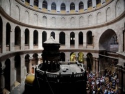 Rotunda. The edicule, the arificiaal structure that stands in thecenter of the anastasis.        