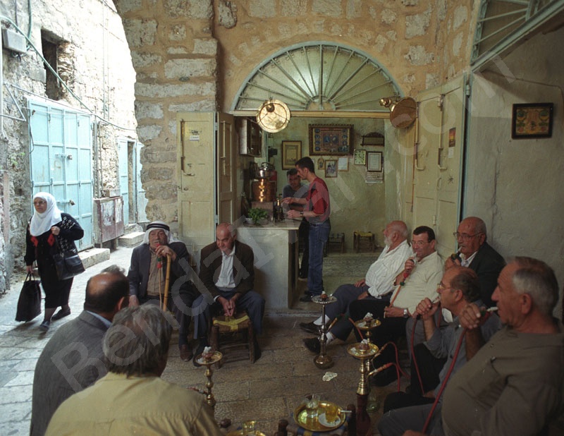 jeruzsálem arab kávéház, pipázó arabok, arab emberek, arab férfiak