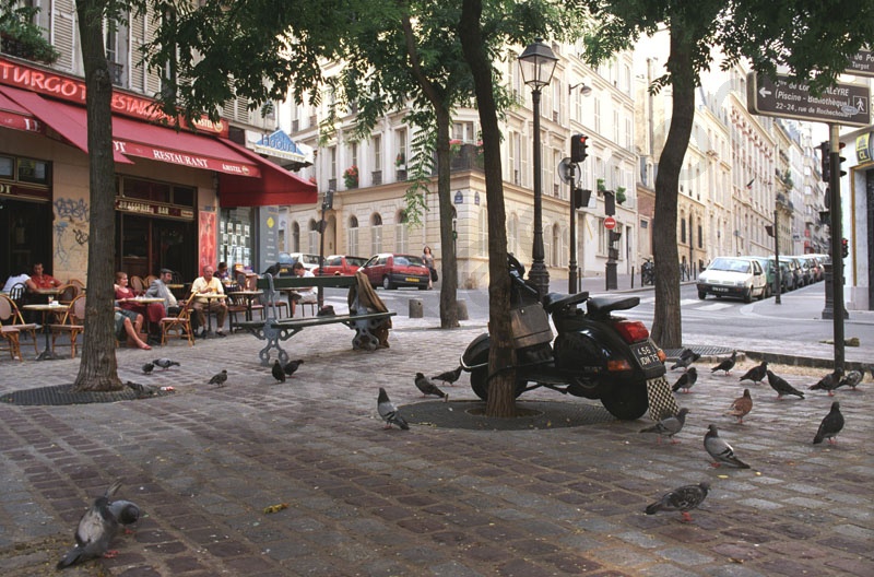 Szieszta egy párizsi parkban, galambokkal