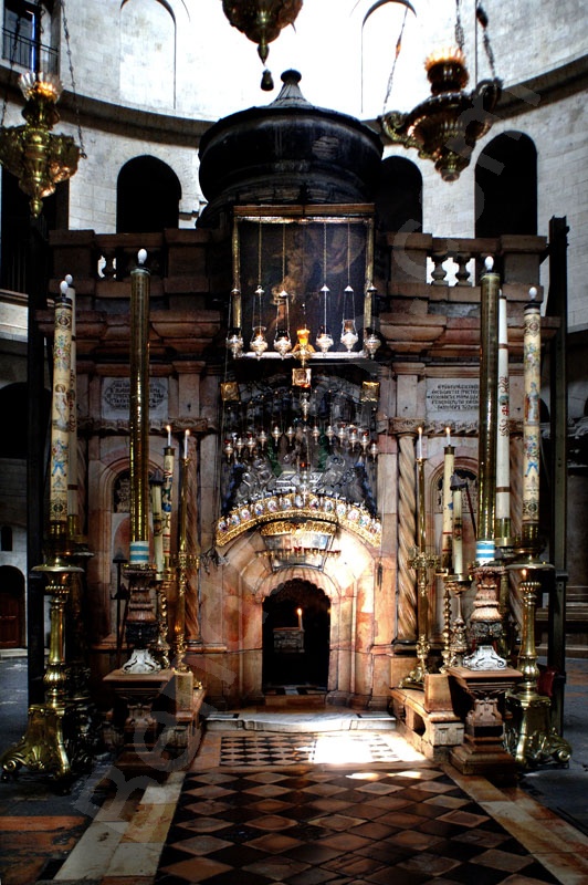 A Jeruzsálemi Szentsír templom rotundájában található Jézus Krisztus sír kápolnája. A két részből  álló kápolna első részében van az angyal kápolna. Innen lehajolva juthat be a zarándok Jézus Krisztus