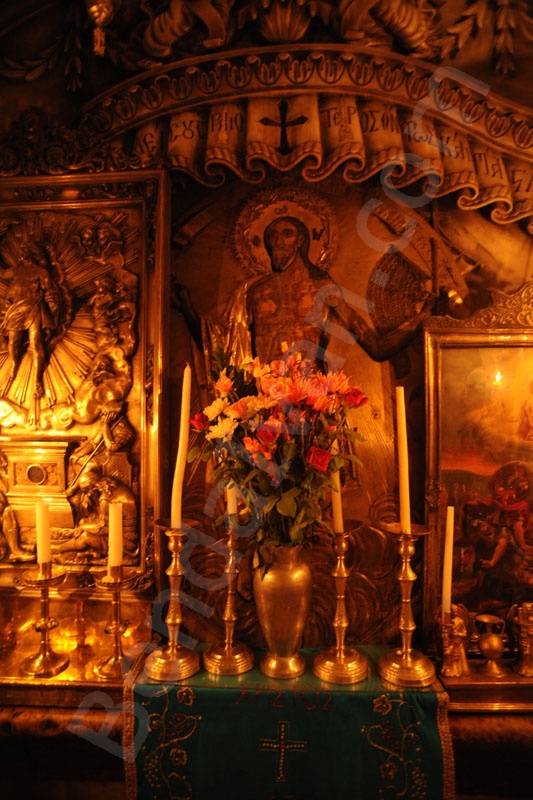 Jézus sírja felett a kápolna egész falát beborítják képek, domborművek, festmények.                               