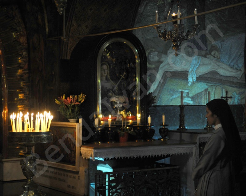 Golgota Római katolikus kápolnája. Jézus Keresztre feszítésének oltára. A tizennegyedik stáció. Mellette a Stabat Mater oltár. A Szűz Mária fa mellszobra.                                              