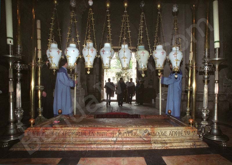 Szentsír templomban a bebalzsamozás kövénél két  örmény szerzetes  várja az ajtón belépő patriarchát. A bebalzsamozás köve felett nyolc lámpa van. 
                                                