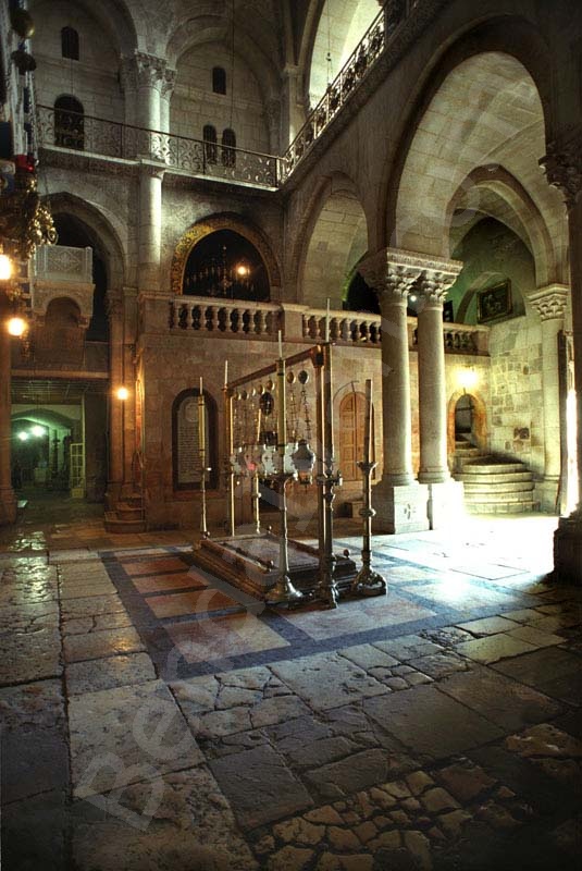 A Szentsír templom előcsarnokában lépcső vezet fel a Golgota kápolnába, előtérben a bebalzsamozás, más néven a megkenés köve. Jézust levették a keresztről, Arimatiai József ezen a kövön balzsamozta be