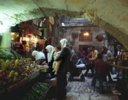       Jeruzsálem óvárosának arab negyede a suk. A délutáni órákban óriási tömeg vásárol itt.                 