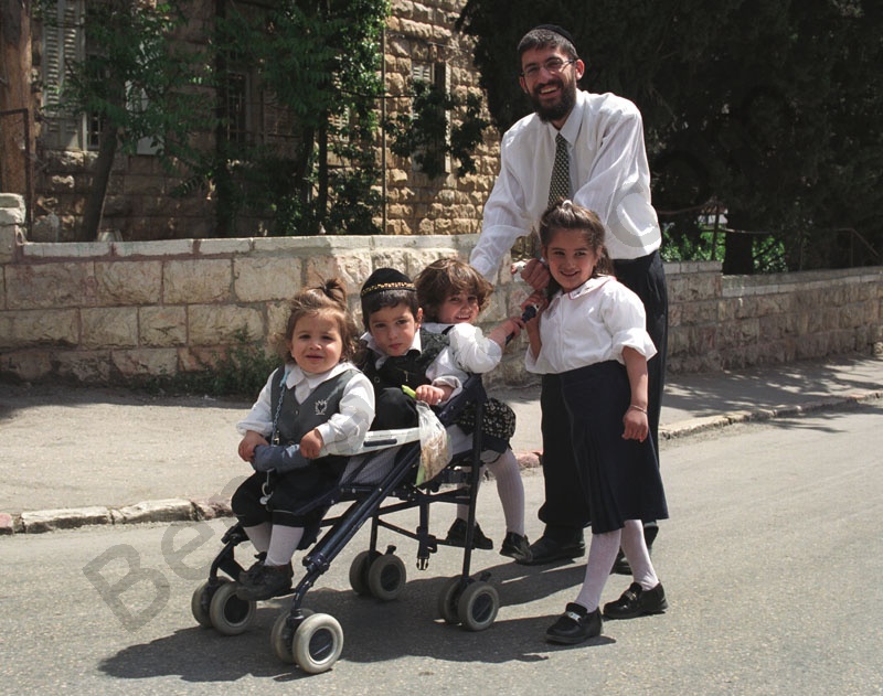            Sabbatk van. A családfő ünnepi ruhában sétál négy gyerekével Izrael fővárosában Jeruzsálem ultraortodox negyedében Mea Shearimban.                                                           