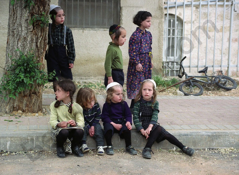   Izrael fővárosában Jeruzsálemben van Mea Shearim ultraorthodox, ortodox zsidó negyed. Kisfiúk kipában, halántéktincsük(pajeszuk) hosszan lóg a fülük mellett, a lányok zárt hosszú ruhában vannak.    