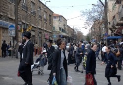      Ortododox zsidó férfiak, zsidó nők, és zsidó gyerekek Mea Shearim fő utcáján.                        