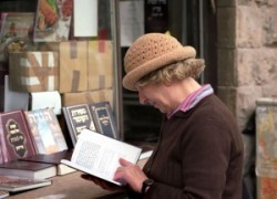      Olvasó nő Mea Shearimi könyvesbolt előtt. Ultraorthodox zsidó negyedben sok kis könyvesbolt látható.
A Bibliai témájú könyvek uralják a boltok könyvespolcait.                                     