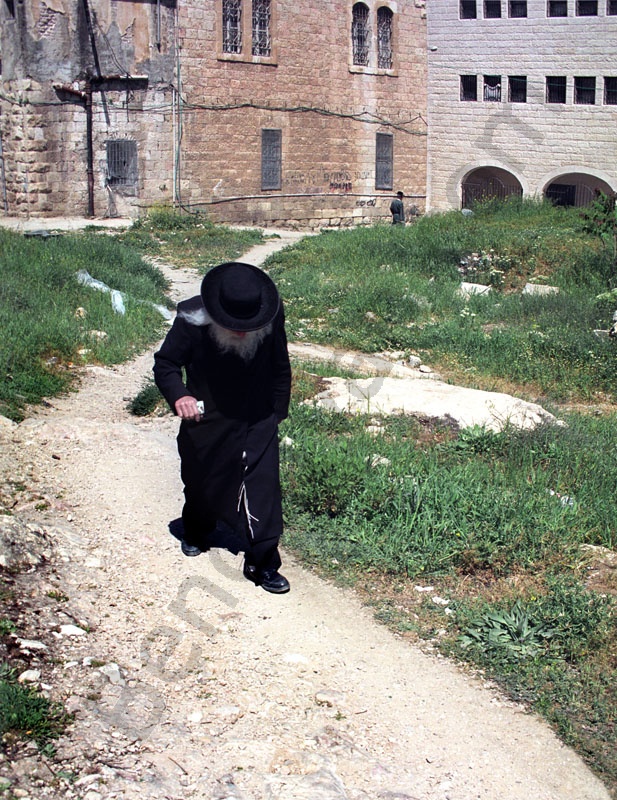     Izrael fővárosában Jeruzsálemben van az ultraortodox zsidó negyed. Hagyományos ruhában hosszú kabátban kalapban(kapedliben) öltözve a nyári melegben is.                                            