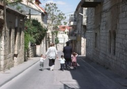   Izrael legvallásosabb helye Jeruzsálemben az ultraortodox Mea Shearim zsidó negyed. Idegenek kerülik ezt a helyet. Sabbatkor gépkocsik csak különleges alkalommal közlekedhetnek. Az emberek ünneplőbe