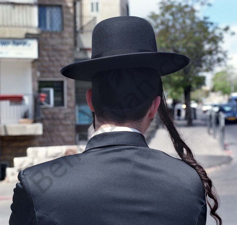                       Izrael fővárosában Jeruzsálemben vagyunk. Ez Mea Shearim ultraortodox zsidó negyed. Sabbat van. Az ünneplő ruhában öltözött férfi halántéktincse is a Sabbatot köszönti. Fején fek