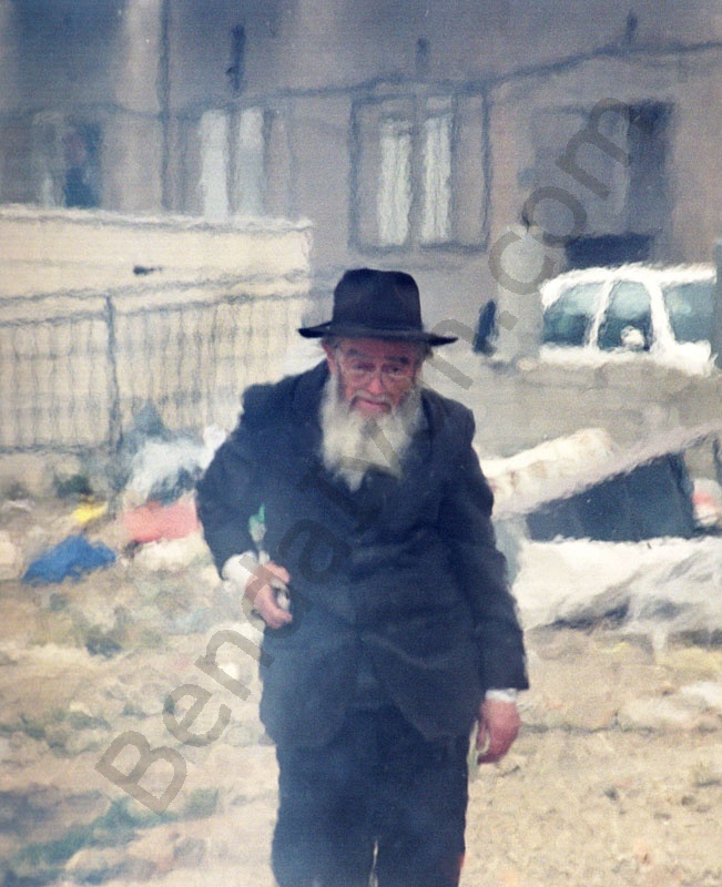     Öreg ortodox zsidó emlékeibe merülve áll Izrael Mea Shearim negyedében. Peszach ünnepe számára sok sok régi kedves emléket jelent.                            