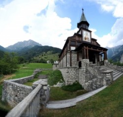 Javorca, Szentlélek kápolna. Az alul kőből, felül fából épült Szentlélek templomot 1916-ban emelték. A gyűjtést februárban kezdték, március elején már letették az alapkövet, november elsején pedig már